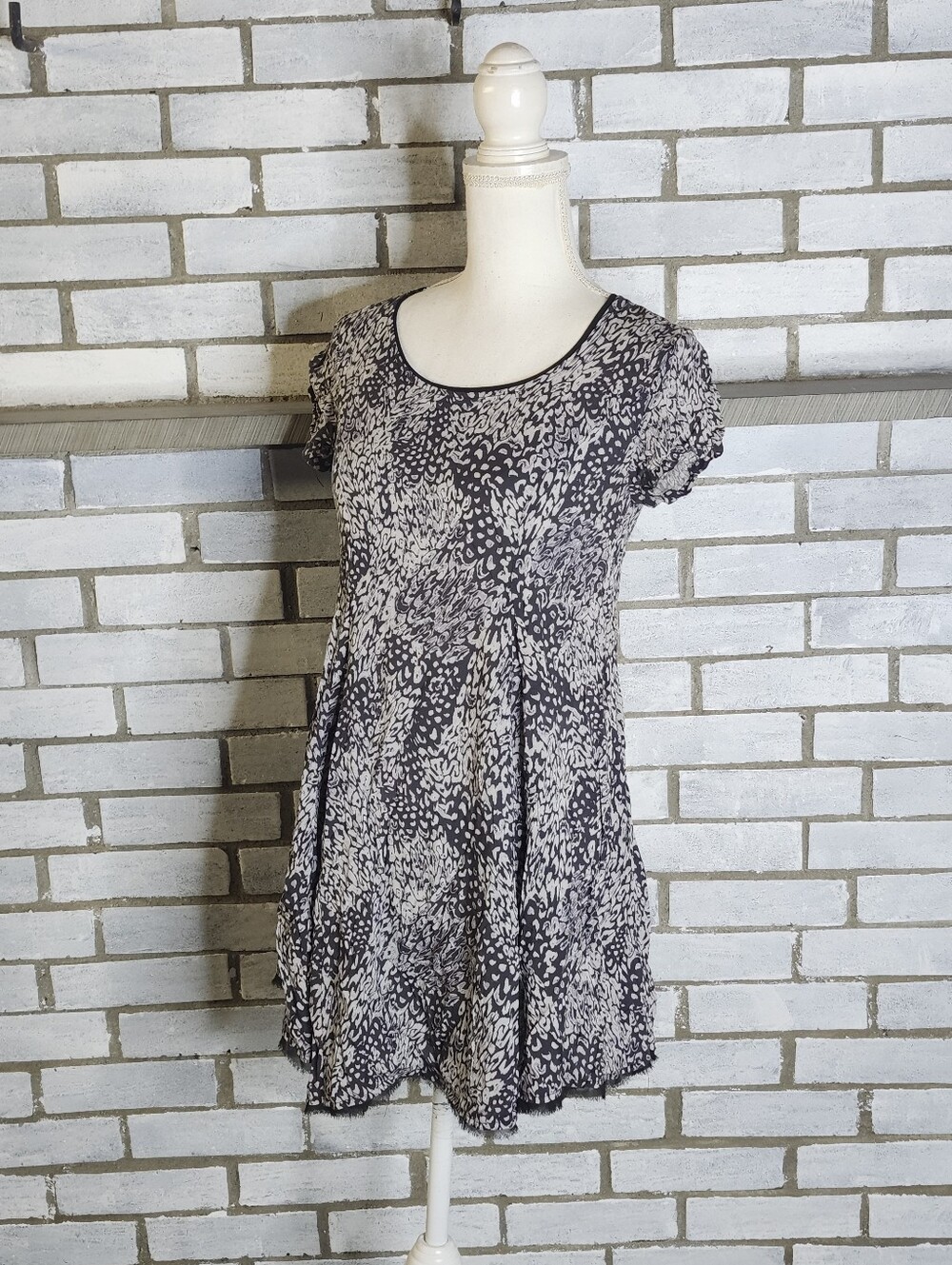 • Silence + Noise Urban Outfitters Dress XS Fit Flare Mini Black Gray Abstract
